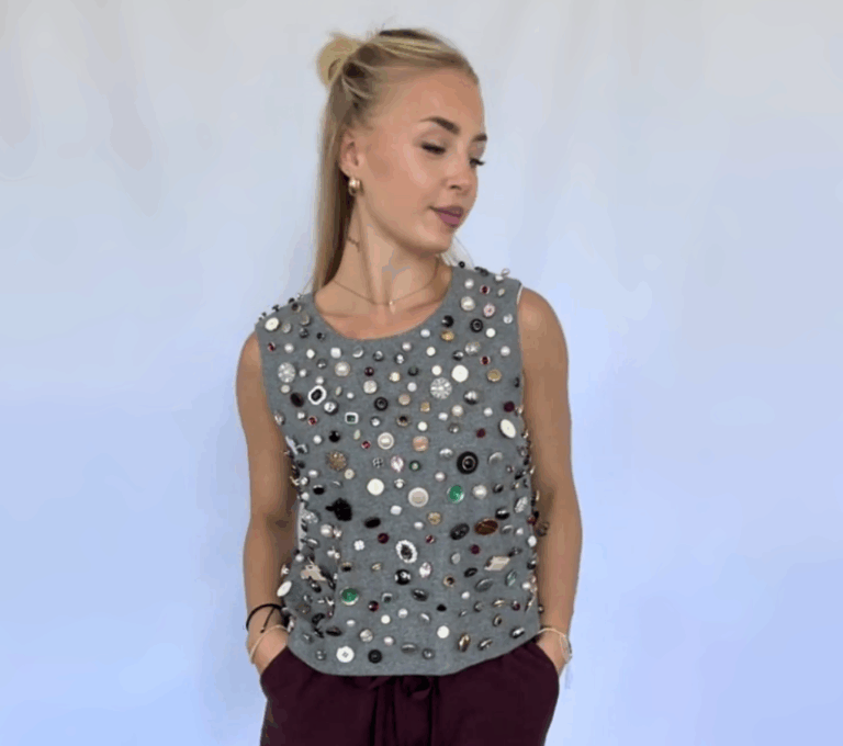 Wizualizacja kobiety w szarym topie wyszywanym koralikami