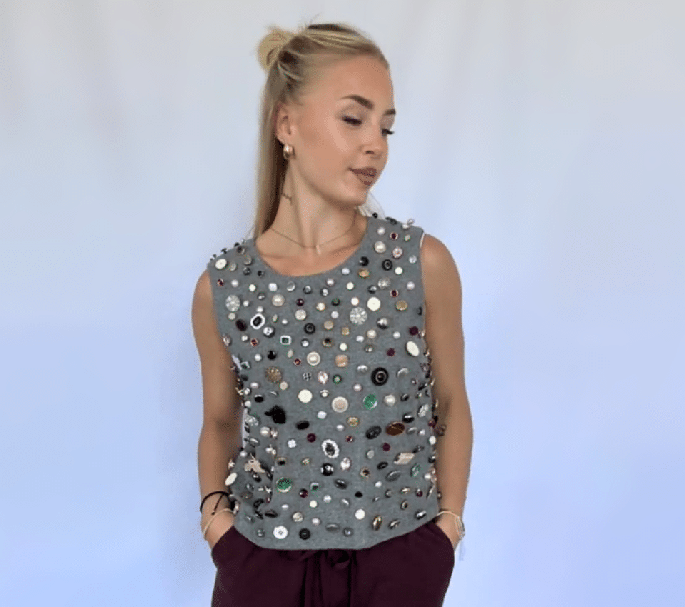 Wizualizacja kobiety w szarym topie wyszywanym koralikami