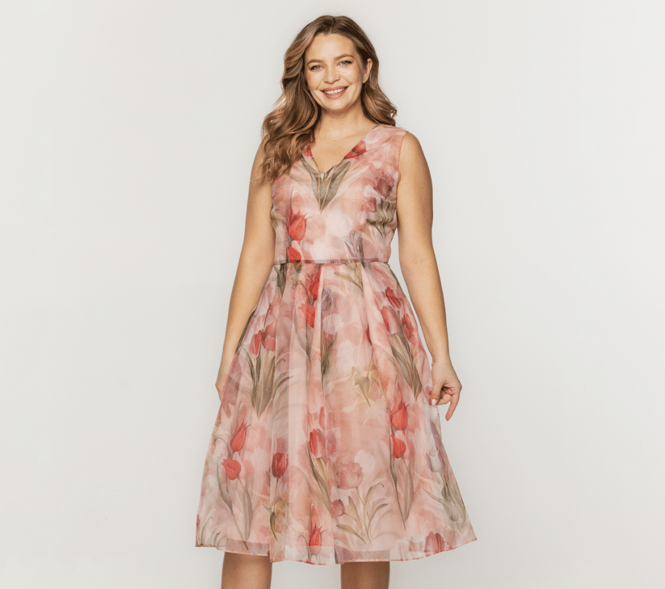 Wizualizacja kobiety w zwiewnej sukience w akwarelowe kwiaty