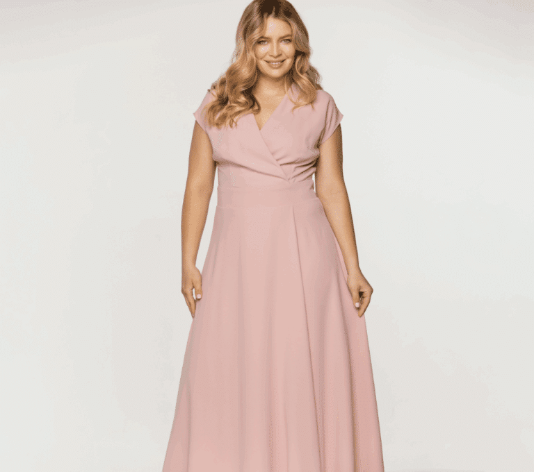 Wizualizacja kobiety w długiej, różowej sukni kopertowej