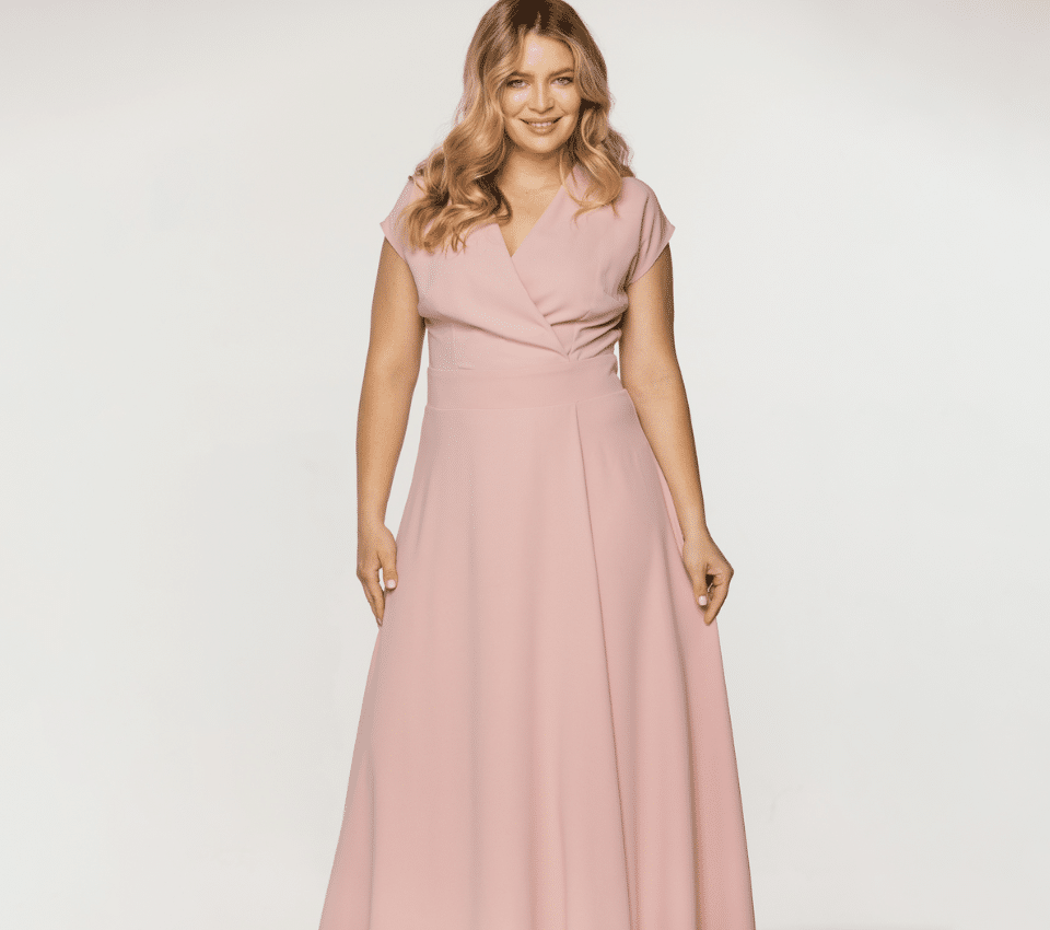 Wizualizacja kobiety w długiej, różowej sukni kopertowej