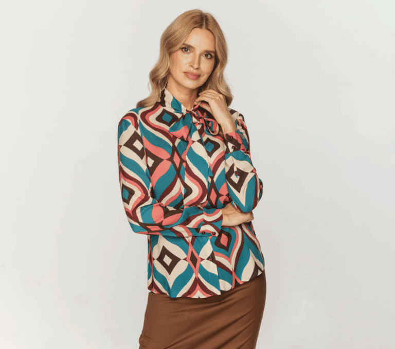 Wizualizacja kobiety w bluzce w kolorowy, geometryczny wzór