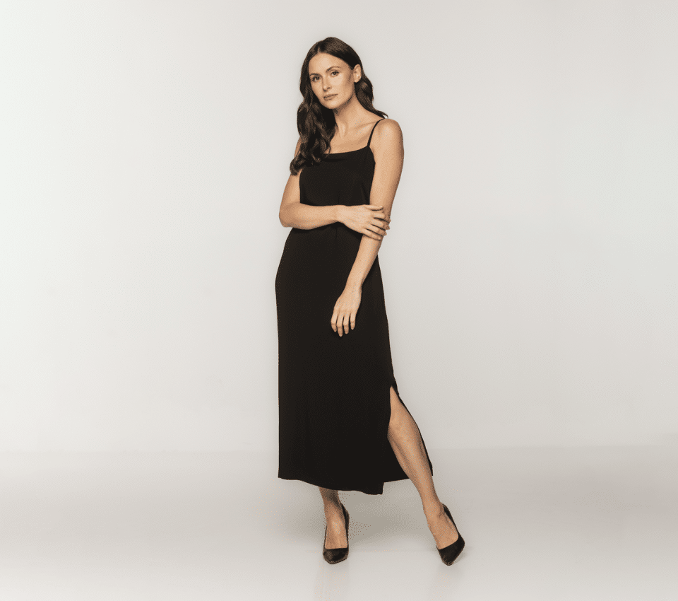 Wizualizacja kobiety w długiej, czarnej sukience na ramiączkach