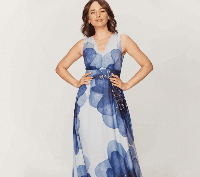 Wizualizacja kobiety w długiej sukni w niebieskie akwarelowe wzory