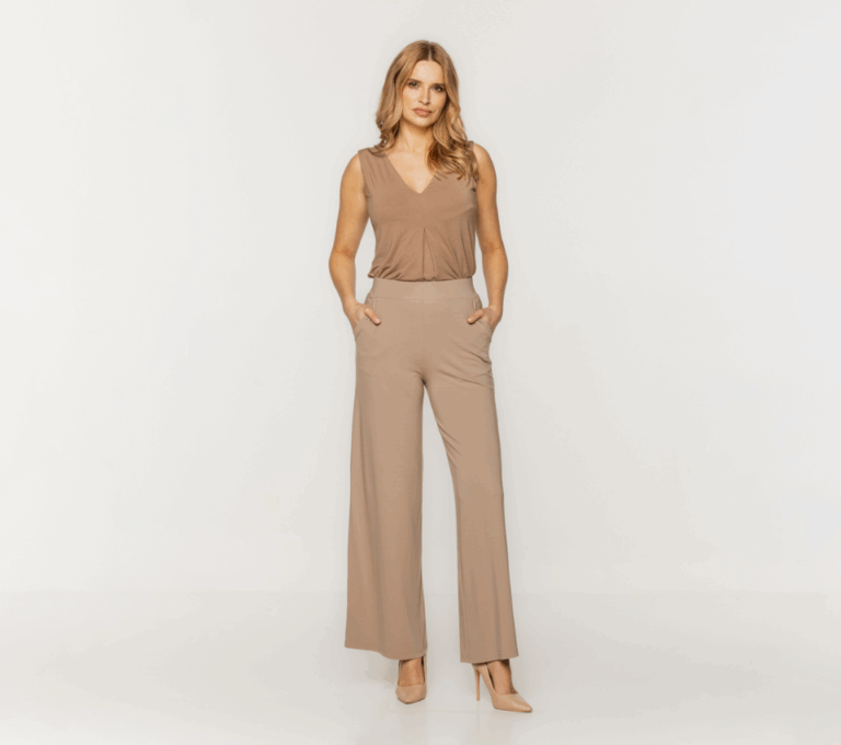 Wizualizacja kobiety w beżowym topie i szerokich spodniach