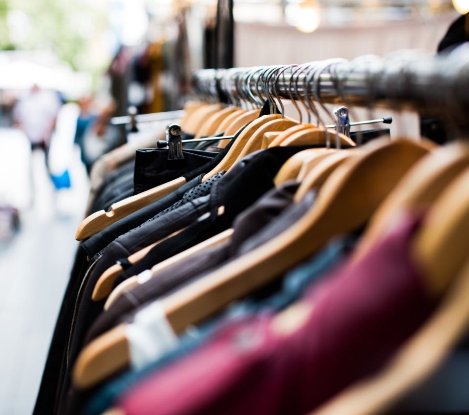 Jak kupować ubrania, żeby nie żałować? Racjonalne wybory zakupowe