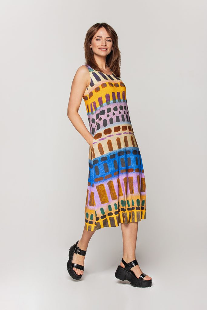 Kolorowa sukienka o trapezowym fasonie 