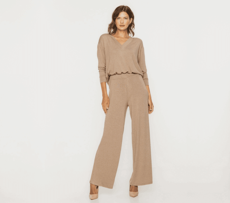 Wizualizacja kobiety w beżowym dzianinowym komplecie z szerokimi spodniami