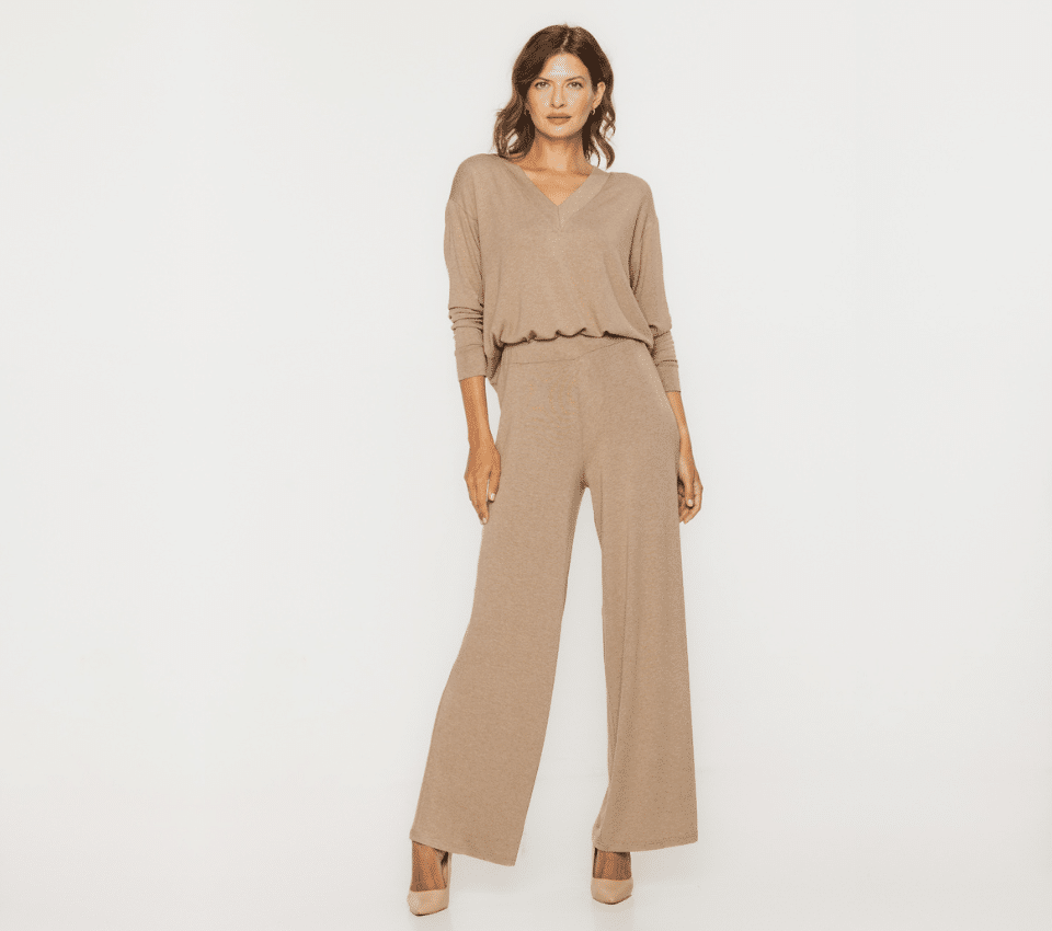 Wizualizacja kobiety w beżowym dzianinowym komplecie z szerokimi spodniami