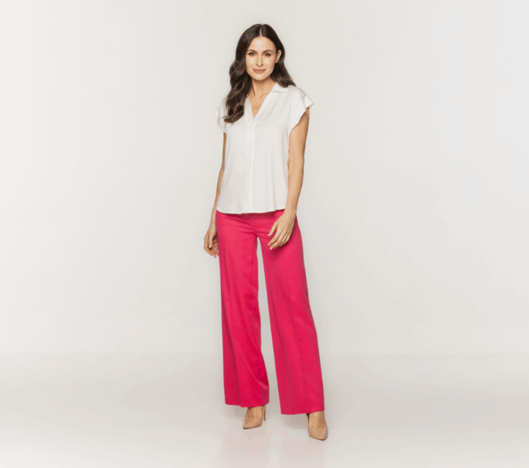 Wizualizacja kobiety w białej bluzce i szerokich, różowych spodniach