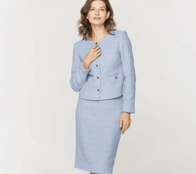 Wizualizacja kobiety w jasnoniebieskiej garsonce z żakietem i spódnicą