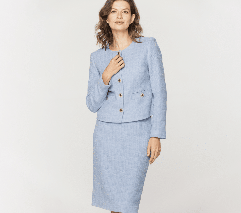 Wizualizacja kobiety w jasnoniebieskiej garsonce z żakietem i spódnicą