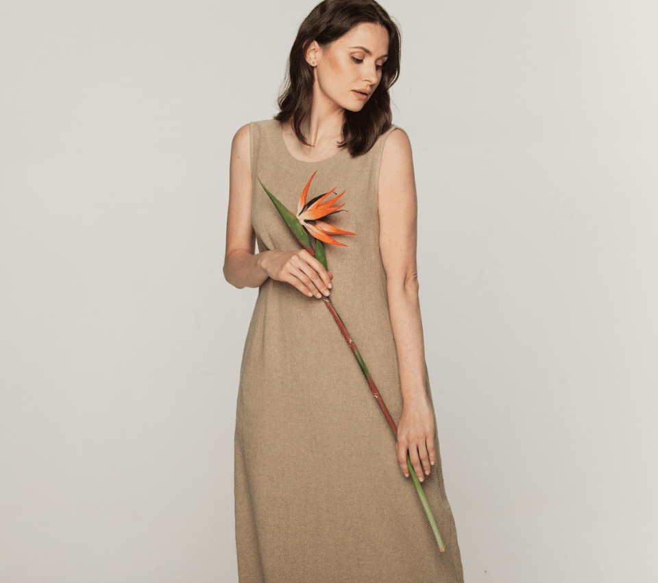 Wizualizacja kobiety w długiej, beżowej sukience bez rękawów