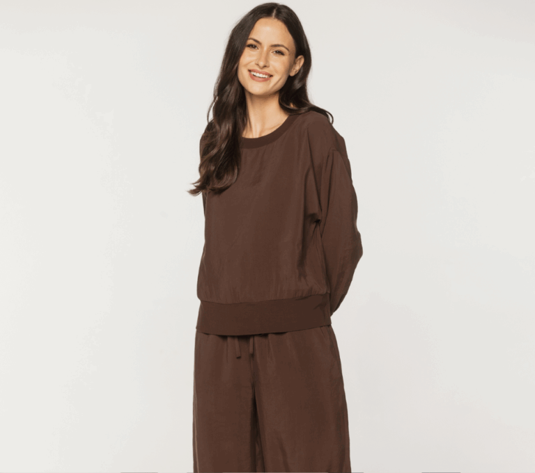 Wizualizacja kobiety w brązowym dresowym komplecie