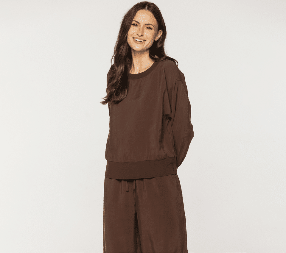 Wizualizacja kobiety w brązowym dresowym komplecie