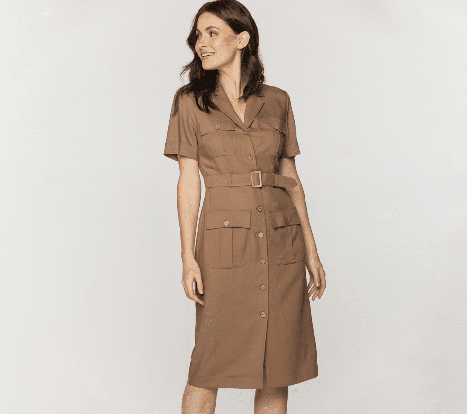 Wizualizacja kobiety w brązowej sukience koszulowej w stylu safari