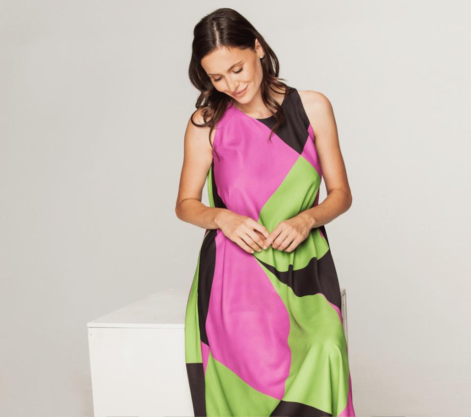 Wizualizacja kobiety w sukience z geometrycznymi blokami koloru