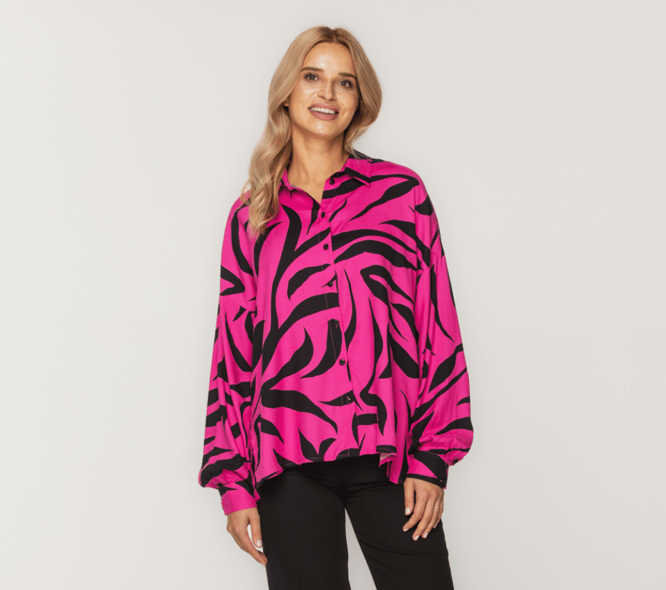 Wizualizacja kobiety w luźnej bluzce w różowo-czarny wzór