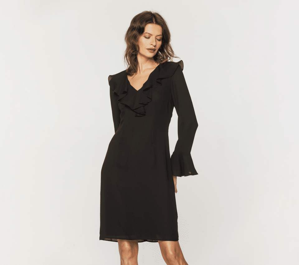 Wizualizacja kobiety w czarnej sukience z falbanami przy dekolcie