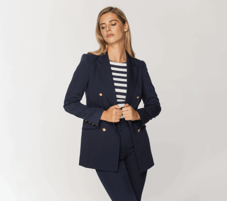 Wizualizacja kobiety w granatowym żakiecie i bluzce w paski