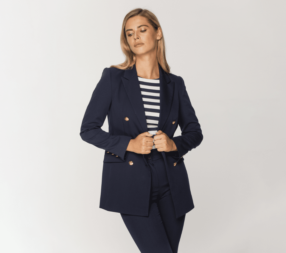 Wizualizacja kobiety w granatowym żakiecie i bluzce w paski