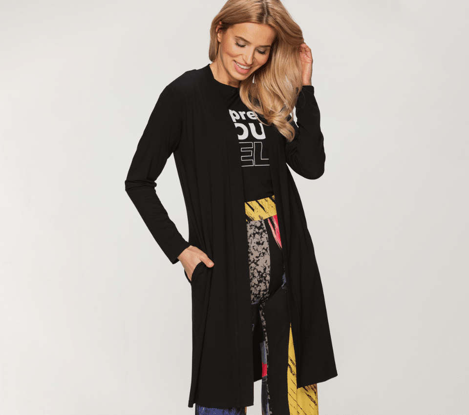 Wizualizacja kobiety w długim, czarnym kardiganie i kolorowych spodniach