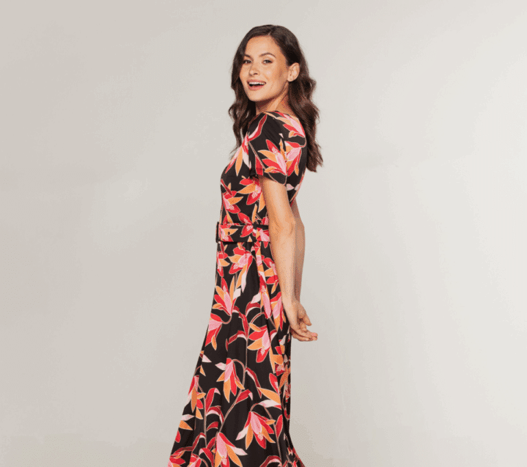 Wizualizacja kobiety w długiej sukience w czerwono-czarny wzór