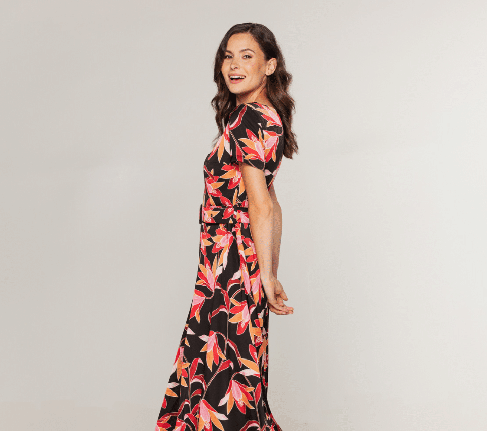 Wizualizacja kobiety w długiej sukience w czerwono-czarny wzór