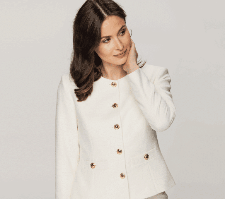 Wizualizacja kobiety w jasnym żakiecie ze złotymi guzikami