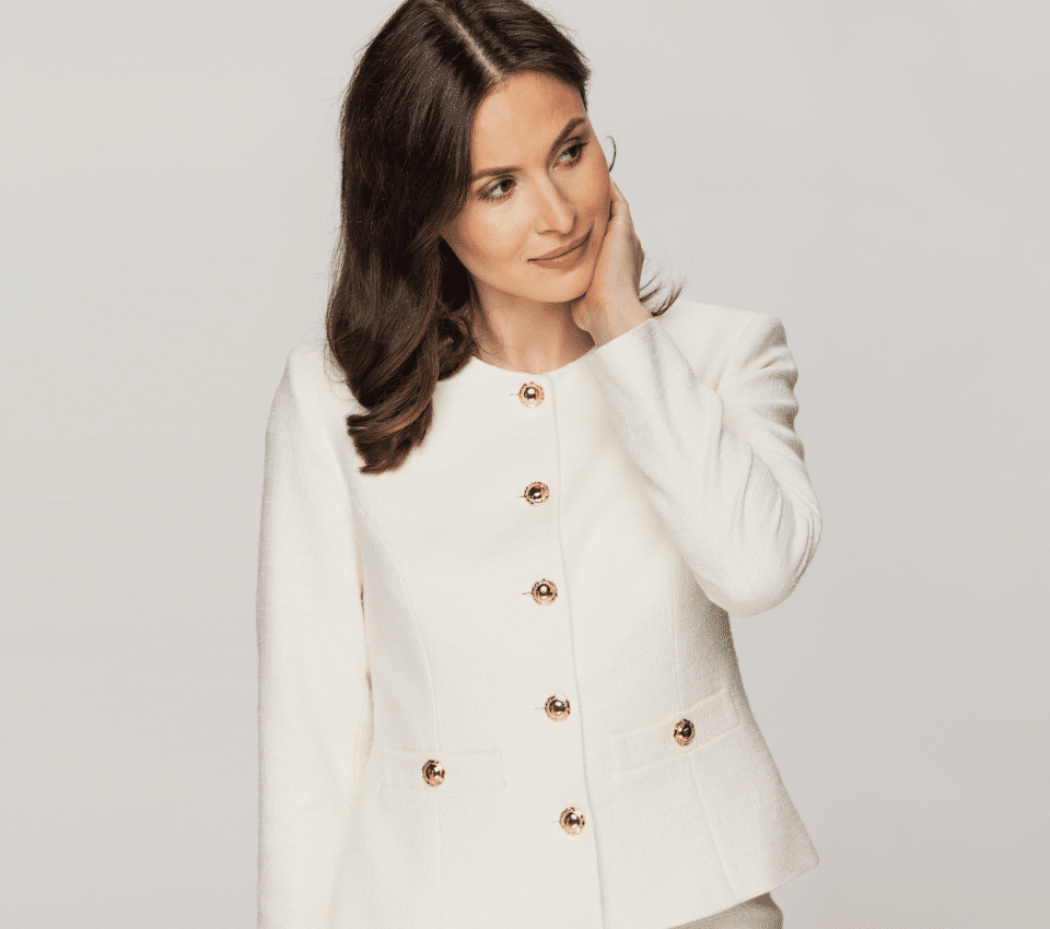 Wizualizacja kobiety w jasnym żakiecie ze złotymi guzikami