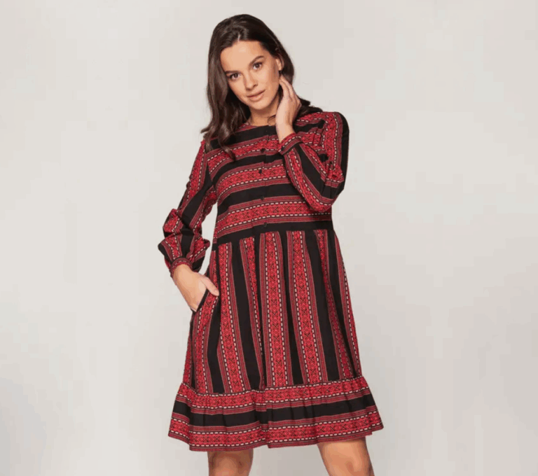 Wizualizacja kobiety w czerwonej sukience w geometryczne pasy