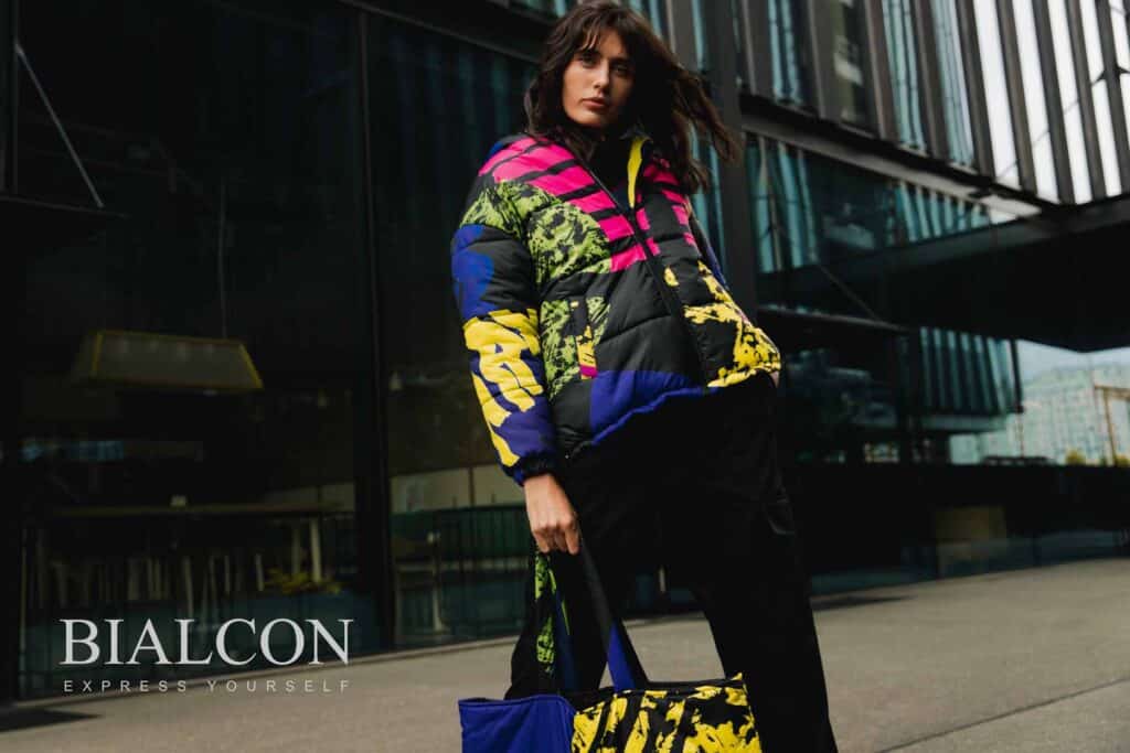 Wizualizacja kobiety w kurtce w bardzo kolorowy, barokowy wzór