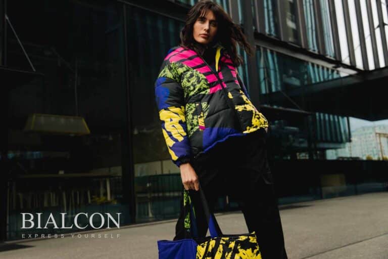 Wizualizacja kobiety w kurtce w bardzo kolorowy, barokowy wzór