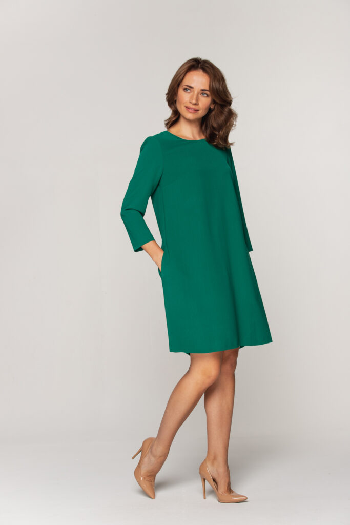 Zielona sukienka o luźnym fasonie