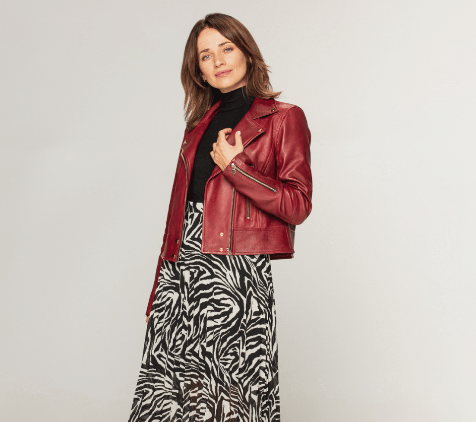 Wizualizacja kobiety w czerwonej kurtce i wzorzystej spódnicy