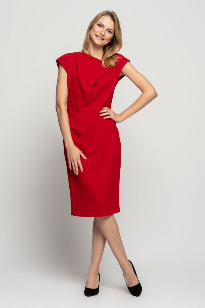 Czerwona sukienka z dopasowanym dołem
