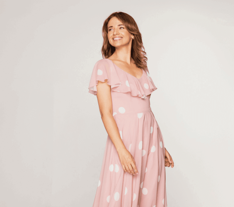 Wizualizacja kobiety w różowej sukience w białe kropki