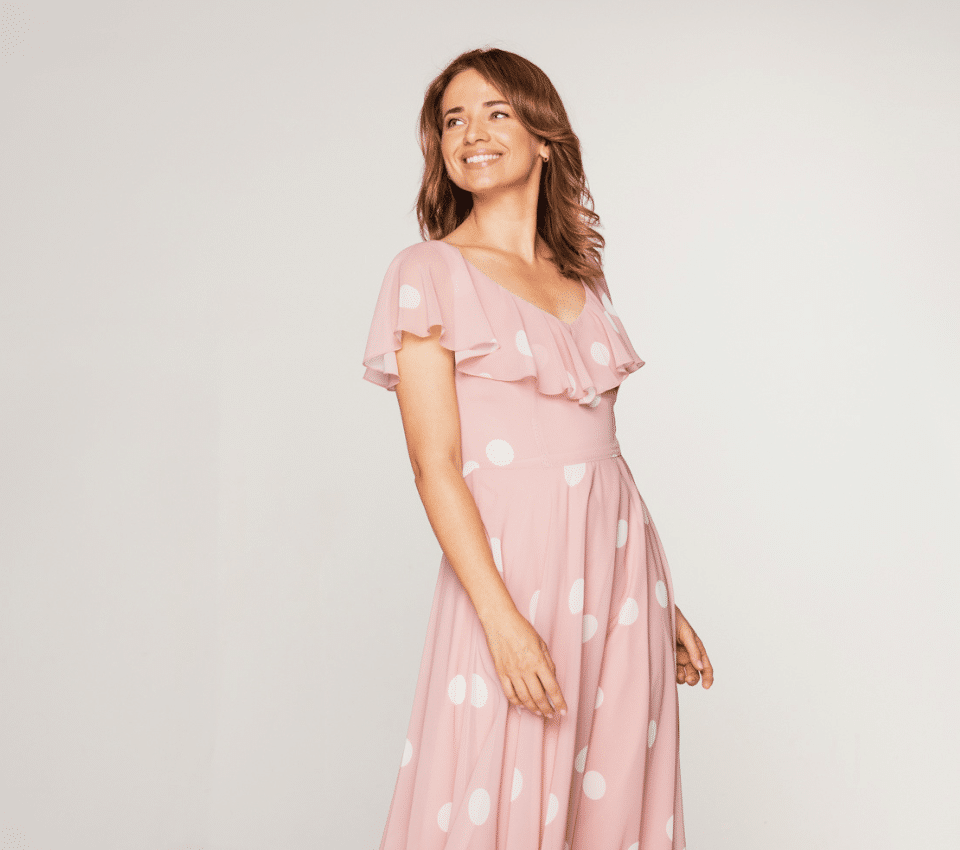 Wizualizacja kobiety w różowej sukience w białe kropki
