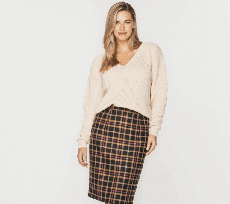 Wizualizacja kobiety w beżowym swetrze i spódnicy w brązową kratę