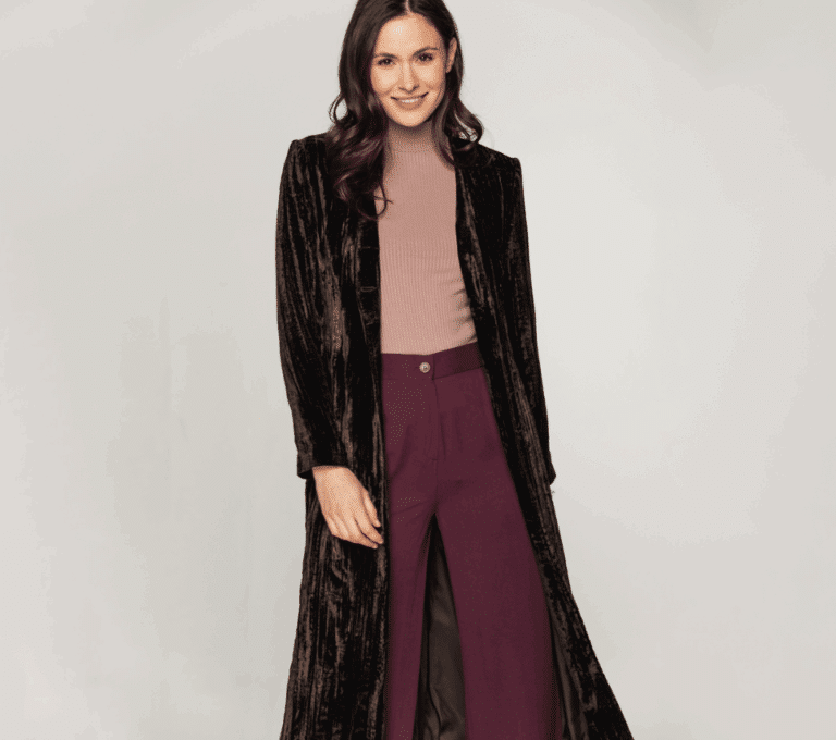 Wizualizacja kobiety w długim, welurowym płaszczu i bordowych spodniach