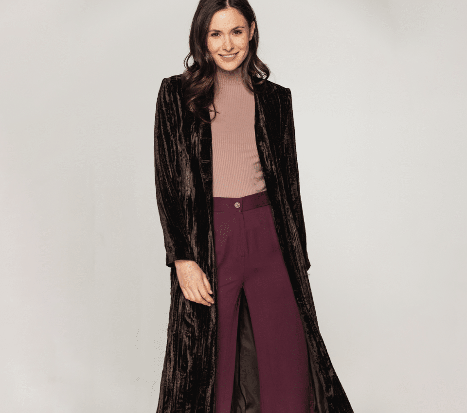 Wizualizacja kobiety w długim, welurowym płaszczu i bordowych spodniach