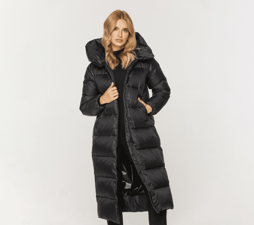 Wizualizacja kobiety w długim czarnym płaszczu puchowym z kapturem