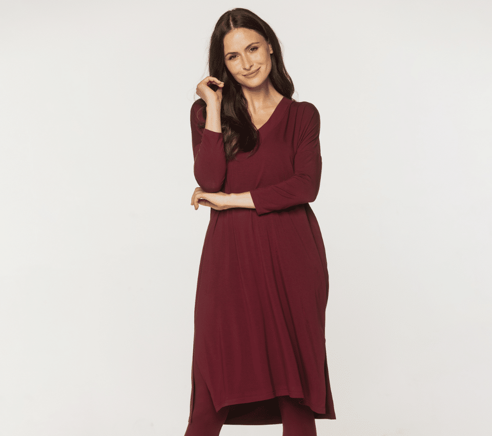 Wizualizacja kobiety w długiej, bordowej sukience z rękawem 3/4