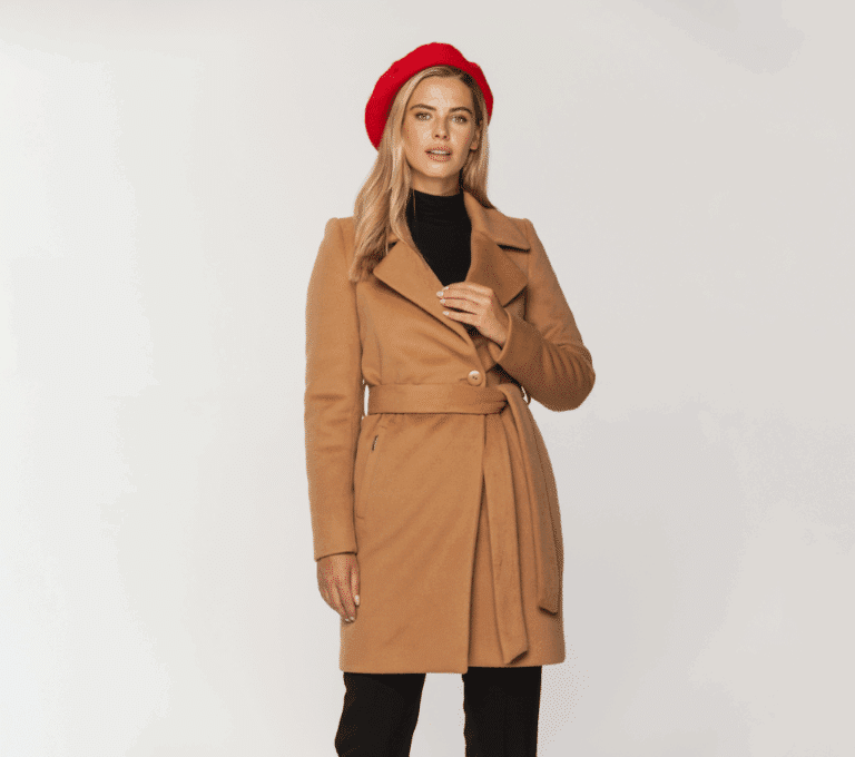 Wizualizacja kobiety w beżowym płaszczu i czerwonym berecie