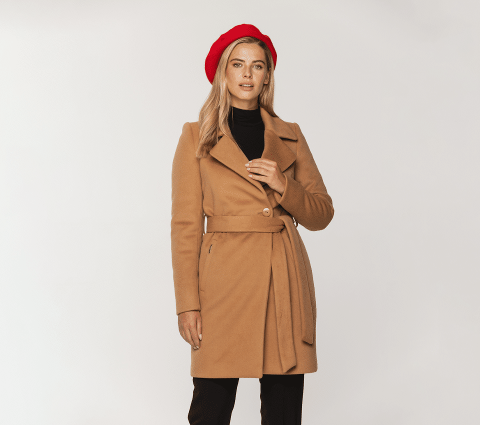 Wizualizacja kobiety w beżowym płaszczu i czerwonym berecie