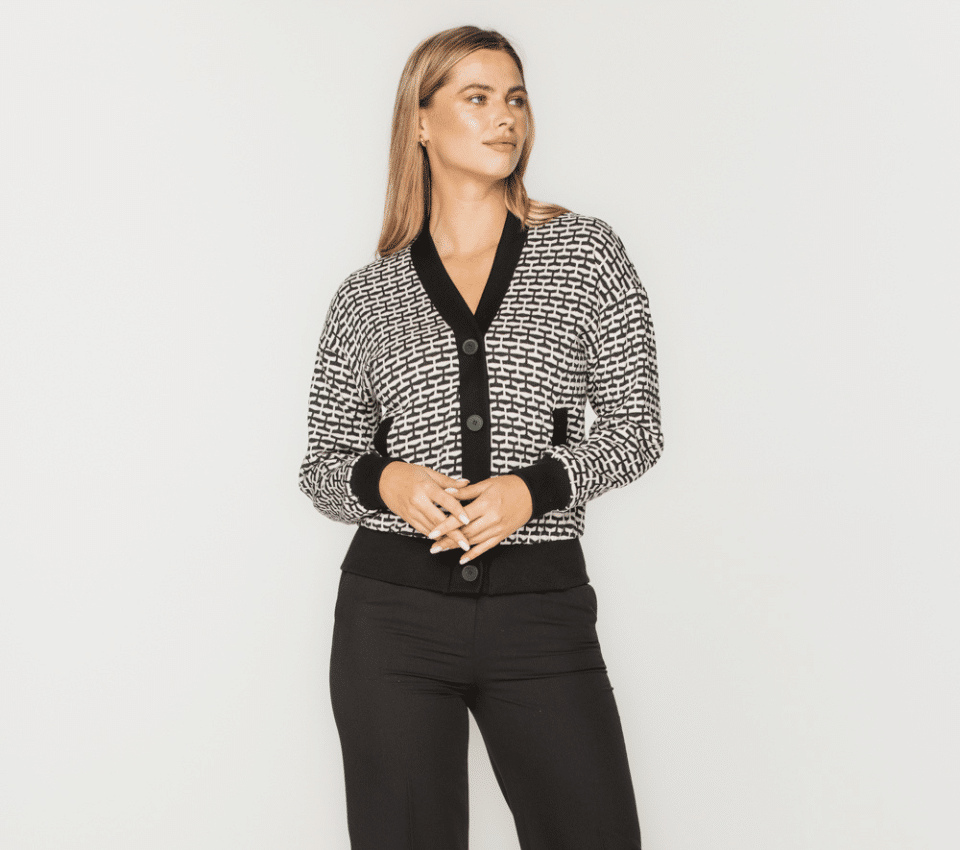 Wizualizacja kobiety w swetrze w kratę z czarnymi wykończeniami