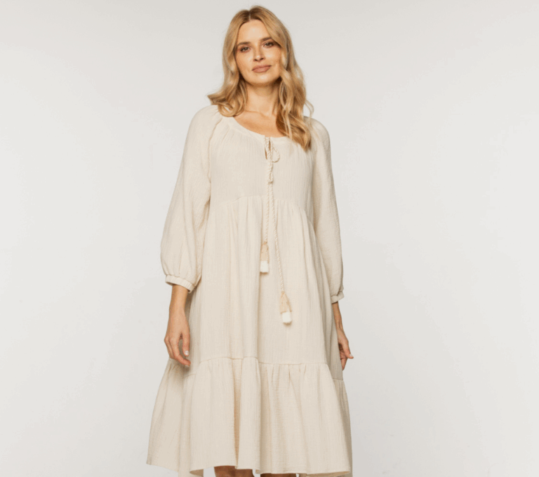 Wizualizacja kobiety w luźnej beżowej sukience boho z chwostami