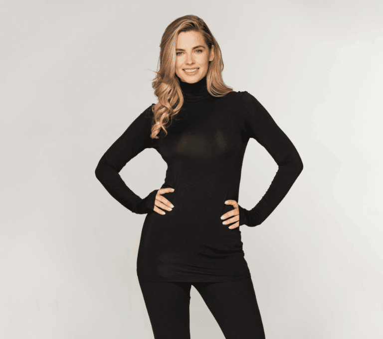Wizualizacja czarnego dopasowanego golfu z długimi rękawami oraz czarnych legginsów