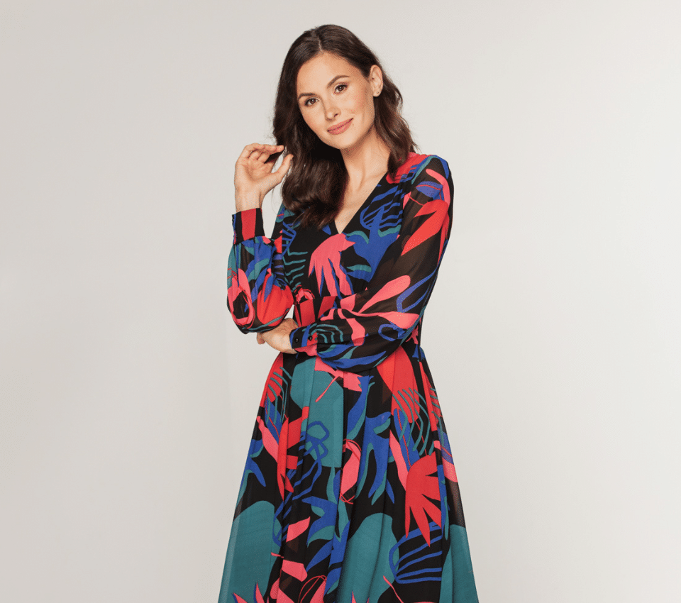 Wizualizacja kobiety w długiej sukience w kolorowy tropikalny wzór