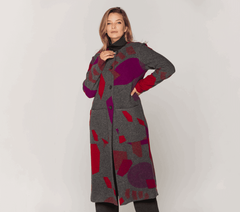 Wizualizacja kobiety w długim płaszczu w kolorowe, abstrakcyjne wzory